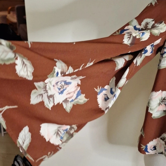 ASTR the lable floral slit sleeve top SZ  M - Picture 2 of 7